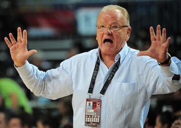 Dusan Ivkovic (Belgrado, Serbia) es una de las leyendas de la Euroliga. Familiar del científico Tesla, es considerado el maestro de otro de los grandes entrenadores de los últimos años en Europa, Zeljko Obradovic, y uno de los más laureados en sus 38 años de extensa carrera. Ganó títulos domésticos de clubes en la antigua Yugoslavia, Grecia, Rusia; e internacionales con dos Euroligas (Olympiacos), dos Koracs (Partizán y PAOK), una Recopa (AEK Atenes) y una ULEB (Dínamo de Moscú). A nivel de selecciones, llegó a cotas altísimas con Yugoslavia. Repasemos. Tres oros y una plata continental, un oro mundial y una plata en los Juegos Olímpicos de Seúl. Petrovic, Kukoc, Radja, Divac, Vrankovic… fueron algunos de los jugadores que pasaron por sus manos. Murió a los 77 años en Belgrado.