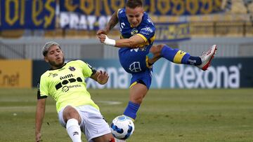 Futbol, Everton vs Monagas.
 Copa Libertadores 2022.
 El jugador de Everton Benjamin Berrios, centro, disputa el balon con Cristian Martinez de Monagas durante el partido de ida de la fase dos de la Copa Libertadores realizado en el estadio Sausalito de V