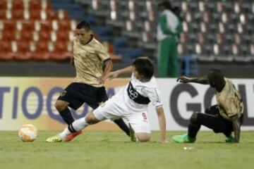 Partido entre colombiano y paraguayos en el Atanasio Girardot.