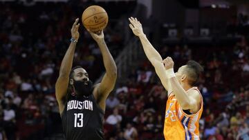 Harden lanza un tripe durante el partido