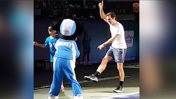 Confirmado, Federer no es perfecto: ¡menudo baile con Mickey!