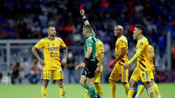 CIUDAD DE MÉXICO (MÉXICO), 12/05/2022.- El árbitro central Fernando Hernández (c) muestra tarjeta roja de expulsión a Nicolás López (i) de Tigres durante un juego de ida de cuartos de final del torneo Clausura 2022 de la Liga MX del fútbol mexicano hoy, en el estadio Azteca de Ciudad de México (México). EFE/Isaac Esquivel