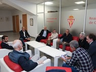 09-04-26. REUNIÓN DEL PRESIDENTE DEL SPORTING, JOSÉ RIESTRA, CON LA ASOCIACIÓN DE VETERANOS.