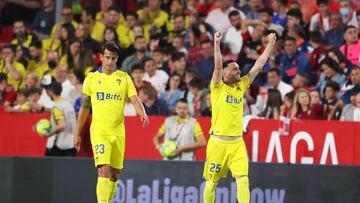 SEVILLE, SPAIN - APRIL 29: Lucas of Cadiz FC (R) celebrates scoring their team's first goal during the LaLiga Santander match between Sevilla FC and Cadiz CF at Estadio Ramon Sanchez Pizjuan on April 29, 2022 in Seville, Spain. (Photo by Fran Santiag