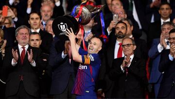 Andr&eacute;s Iniesta, alzando la Copa del Rey.