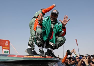 Nasser Al-Attiyah celebra tras proclamarse campeón de la categoría de coches en el Rally Dakar 2026.