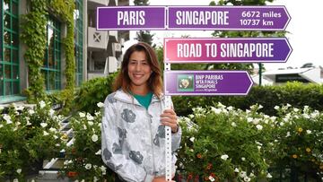 Garbiñe Muguruza posa con el cartel de Road to Singapur, ciudad donde se disputará el torneo de maestras.