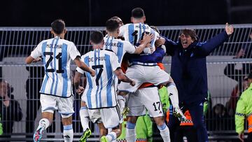 AMDEP9072. BUENOS AIRES (ARGENTINA), 07/09/2023.- Lionel Messi (arriba) de Argentina celebra su gol hoy, en un partido de las Eliminatorias Sudamericanas para la Copa Mundial de Fútbol 2026 entre Argentina y Ecuador en el estadio Más Monumental en Buenos Aires (Argentina). EFE/ Juan Ignacio Roncoroni
