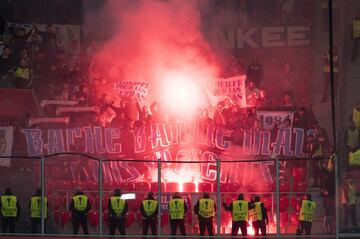 Los ultras del Olympique de Marsella con bengalas dentro del estadio de San Mamés.