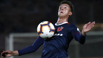 Pablo Parra controla un bal&oacute;n frente a Huachipato. 