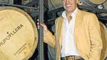 <b>PLETÓRICO. </b>Javier Aguirre se sintió muy feliz por el premio recibido en la bodega de Rueda.