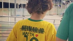 Un joven brasile&ntilde;o tacha el nombre de Neymar para escribir a mano Marta.