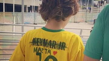 Un joven brasileño tacha el nombre de Neymar para escribir a mano Marta.