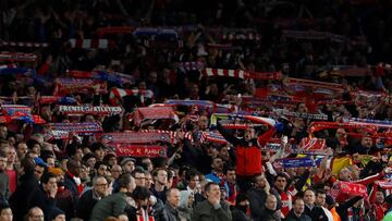 Aficionados del Atlético de Madrid animan a su equipo en el encuentro de ida de las semifinales de la Europa League ante el Arsenal disputado en el Emirates Stadium.