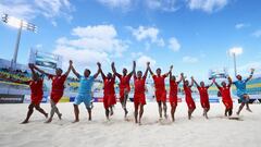 La selecci&oacute;n de Tahit&iacute; celebra su pase a semifinales del Mundial de F&uacute;tbol Playa tras ganar a Paraguay por 4-6.