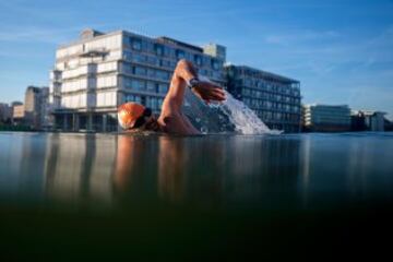 Alexandre Voyer entrena en el canal Ourq en Pantin, cerca de París. La temperatura del agua está a 5ºC
