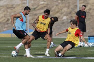 Costa y Savic, en una acción del entrenamiento del Atlético.