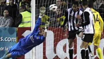 <b>GOLEADO. </b>Pindado se estira intentado parar el tiro de Gerardo, que debutaba con el Alcorcón, en el cuarto tanto amarillo.