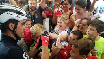 Alberto Contador firma autógrafos antes de la salida de la 10ª etapa de la Vuelta a España en Caravaca de la Cruz.