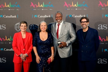 Elisa Aguilar, presidenta de la Federación Española de Baloncesto y Vicente Jiménez, Director del Diario AS con Audie Norris.