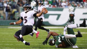 EAST RUTHERFORD, NJ - OCTOBER 23: Quarterback Joe Flacco #5 of the Baltimore Ravens is tackled by Sheldon Richardson #91 of the New York Jets in teh fourth quarter at MetLife Stadium on October 23, 2016 in East Rutherford, New Jersey. The New York Jets won 24-16. Al Bello/Getty Images/AFP
== FOR NEWSPAPERS, INTERNET, TELCOS & TELEVISION USE ONLY ==