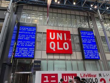 Tienda Uniqlo donde se ven las pantallas en azul con texto blanco, consecuencia del CrowdStrike.