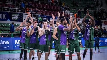 Los jugadores del Unicaja festejan su clasificación a la siguiente ronda de la BCL.