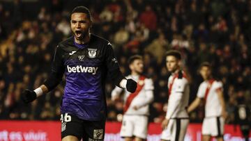 En Nesyri celebra el 1-2 al Rayo.