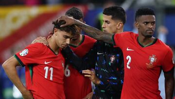 Hamburg (Germany), 05/07/2024.- Portugal`s Joao Felix (L) is consoled after missing a penalty during the penalty shoot-out of the UEFA EURO 2024 quarter-finals soccer match between France and Portugal, in Hamburg, Germany, 05 July 2024. (Francia, Alemania, Hamburgo) EFE/EPA/MIGUEL A. LOPES
