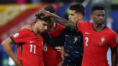 João es consolado por sus compañeros en la selección de Portugal tras errar el decisivo penalti ante Francia en la tanda de octavos.