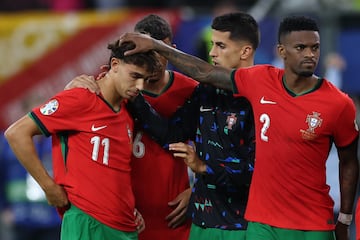 João es consolado por sus compañeros en la selección de Portugal tras errar el decisivo penalti ante Francia en la tanda de octavos. Diamantino señala una solución para su Caso.