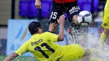 <b>DEMASIADA LUCHA. </b>Ibagaza y Tuni disputan una pelota en el encuentro de la pasada temporada en El Madrigal.