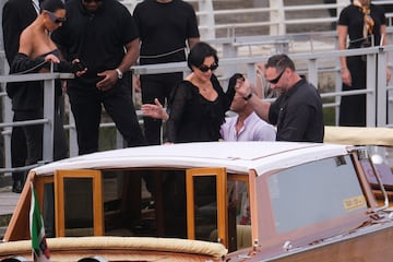Kris Jenner camina para subir a un bote mientras parten del Aeropuerto Marco Polo antes de la boda entre Jeff Bezoz y Lauren Snchez.
