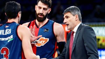 GRAF4184. VITORIA, 09/12/2018.- El entrenador del Kirolbet Baskonia, el croata Velimir Perasovic (d), da instrucciones al base argentino Luca Vildoza (i) y al p&iacute;vot georgiano Thornike Shengelia, durante el partido correspondiente a la 11 jornada de la Liga Endesa de Baloncesto, disputado hoy contra el Caf&eacute;s Candela Breog&aacute;n en el pabell&oacute;n Fernando Buesa de Vitoria. EFE/David Aguilar