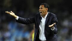 Gustavo Poyet da instrucciones en Anoeta en el Real Sociedad - Betis de la s&eacute;ptima jornada de LaLiga Santander.