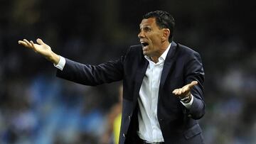 Gustavo Poyet da instrucciones en Anoeta en el Real Sociedad - Betis de la séptima jornada de LaLiga Santander.