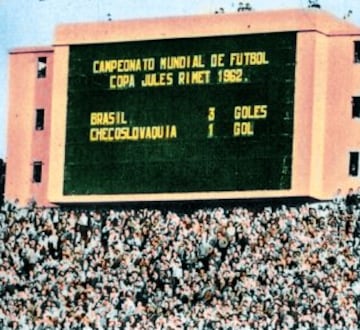 17/06/1962 Final del Mundial de Chile: Brasil - Checoslovaquia; Brasil ganó por 3-1, se coronó de nuevo y cerró una etapa inolvidable de "Jogo Bonito".