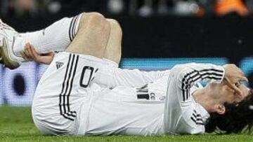 <b>SUSTO.</b> Higuaín sobresaltó al Bernabéu al abandonar el campo en camilla.