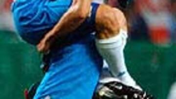 <b>BERLUSCONI DIJO QUE SI.</B> La operación del fichaje del defensa central internacional italiano se cerró después de que el propietario del Milán, Silvio Berlusconi, diera el visto bueno a las negociaciones. En la imagen, Nesta celebra junto a Cannavaro un gol de Italia en el Mundial.