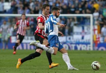 El delantero del Athletic Club de Bilbao Borja Viguera lucha un balón con el defensa del RCD Espanyol Álvaro González 