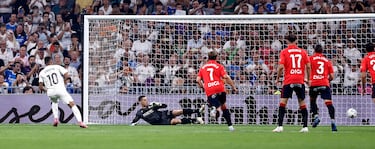 1-0. El delantero francés lanza el penalti engañando a Sergio Herrera que se vence al lado contrario. Primer gol de la temporada de Kylian.