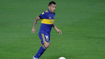 Boca Juniors&#039;s forward Carlos Tevez drives the ball during the Argentine Professional Football League match against Gimnasia y Esgrima La Plata at La Bombonera stadium in Buenos Aires, on February 14, 2021. (Photo by Javier Gonzalez TOLEDO / AFP)