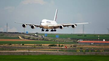 Un avión Airbus 380 aterrizando en un aeropuerto de España.