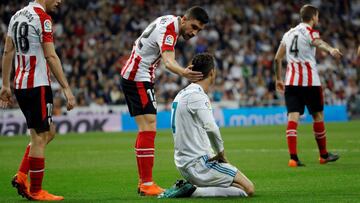 GRAF7236. MADRID, 18/04/2018.- El defensa del Athletic de Bilbao, Unai Nuñez (2i), con el delantero portugués del Real Madrid, Cristiano Ronaldo (d), tras una jugada polémica donde el ariete luso reclamaba penalti durante el encuentro