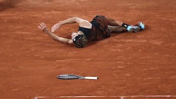 Paris (France), 03/06/2022.- Alexander Zverev of Germany is injured on the court after falling in the men's semi-final match against Rafael Nadal of Spain during the French Open tennis tournament at Roland ?Garros in Paris, France, 03 June 2022. (Tenis, Abierto, Francia, Alemania, España) EFE/EPA/CHRISTOPHE PETIT TESSON
