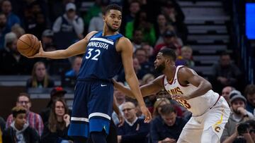 Karl-Anthony Towns, p&iacute;vot de los Minnesota Timberwolves, ante Tristan Thompson durante el partido ante los Cleveland Cavaliers.