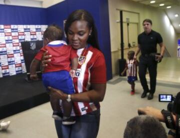 El mujer y los hijos del delantero colombiano Jackson Martínez durante su presentación esta tarde en el estadio Vicente Calderón.