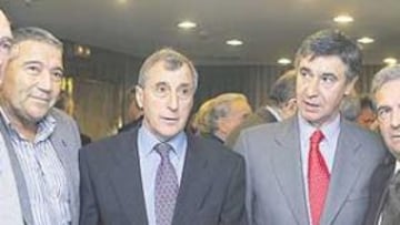 <b>GRANDES JUGADORES. </b>Bianchi, Ovejero, Ufarte, Gárate y Rivilla, en un momento de la comida de ayer. Los veteranos apoyan al técnico argentino del Atlético.