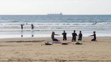 La playa de Anza (Agadir, Marruecos) es perfecta para principiantes que quieran iniciarse en el surf.