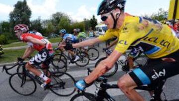 Froome, con el maillot roto y heridas en el codo.